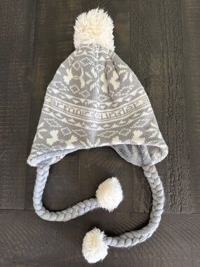 Under Armour Grey & Cream Knit Earflap Hat with Pom- new!!never worn!!🥳😘